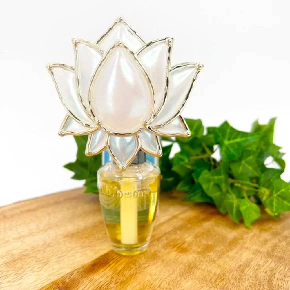 Pearl White Lotus Flower Bath & Body Works Wallflowers Home Fragrance Diffuser - Picture 2 of 7